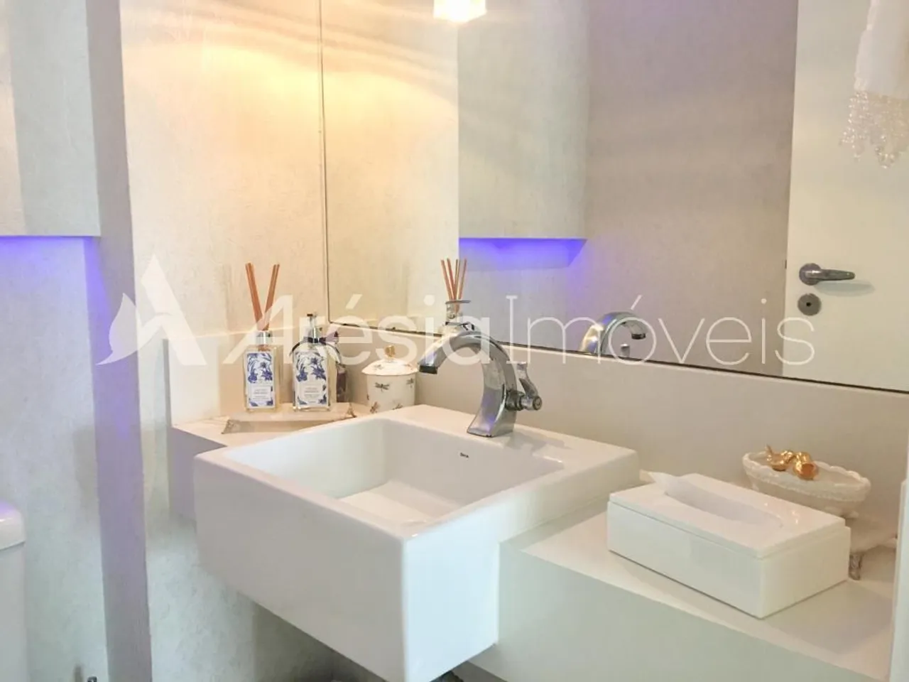 Furnished 3-bedroom apartment with glassed-in balcony — photo 4