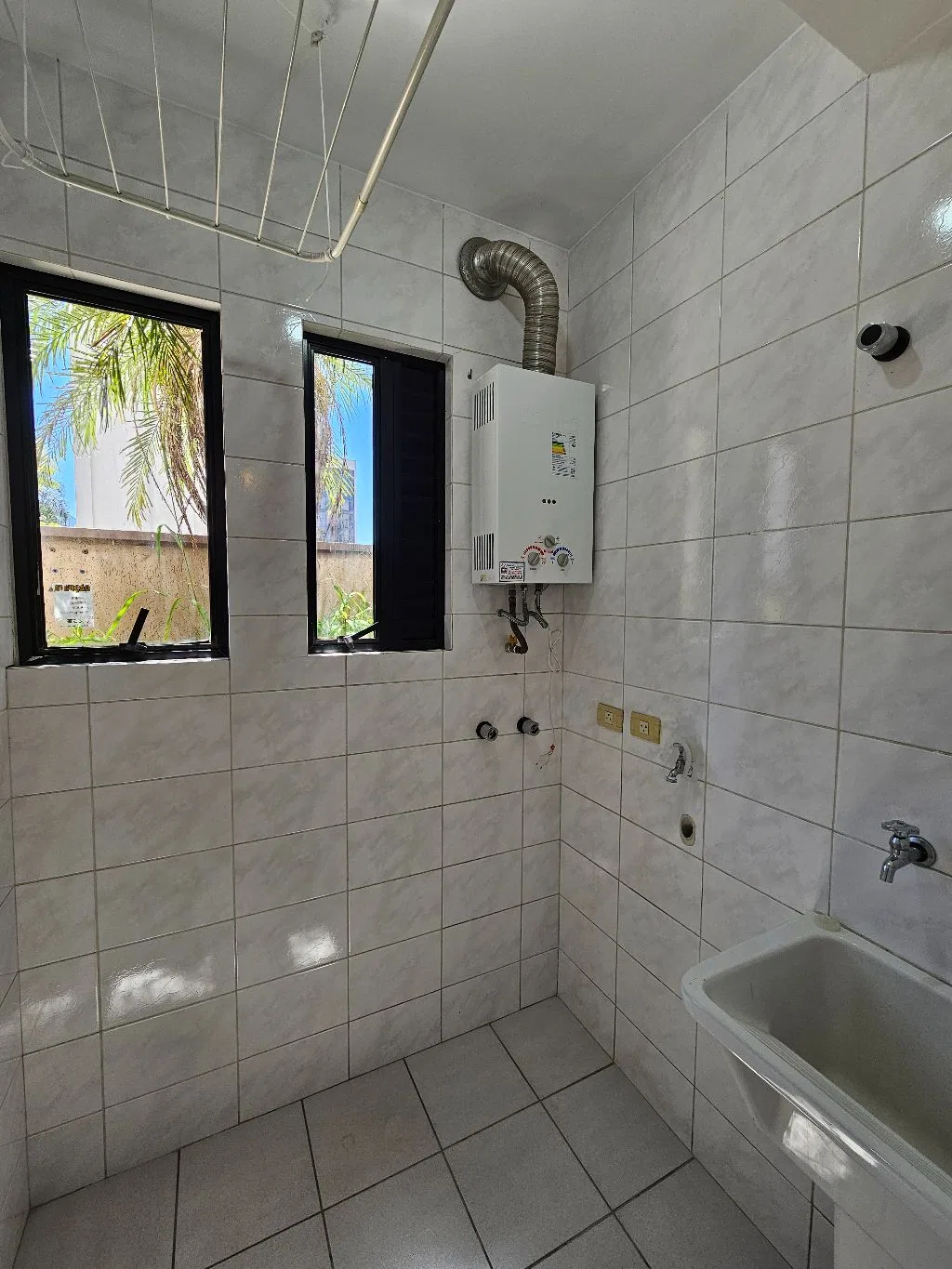 Balcony with a grill in a one-bedroom apartment, 62 m² — photo 15