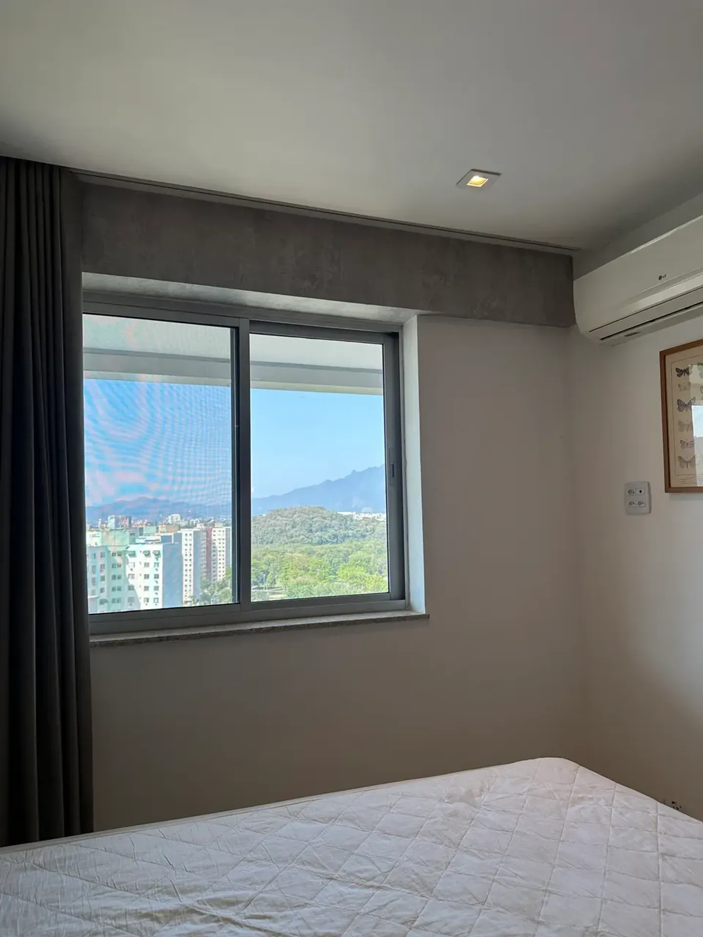 One-bedroom apartment with a mountain view — photo 11