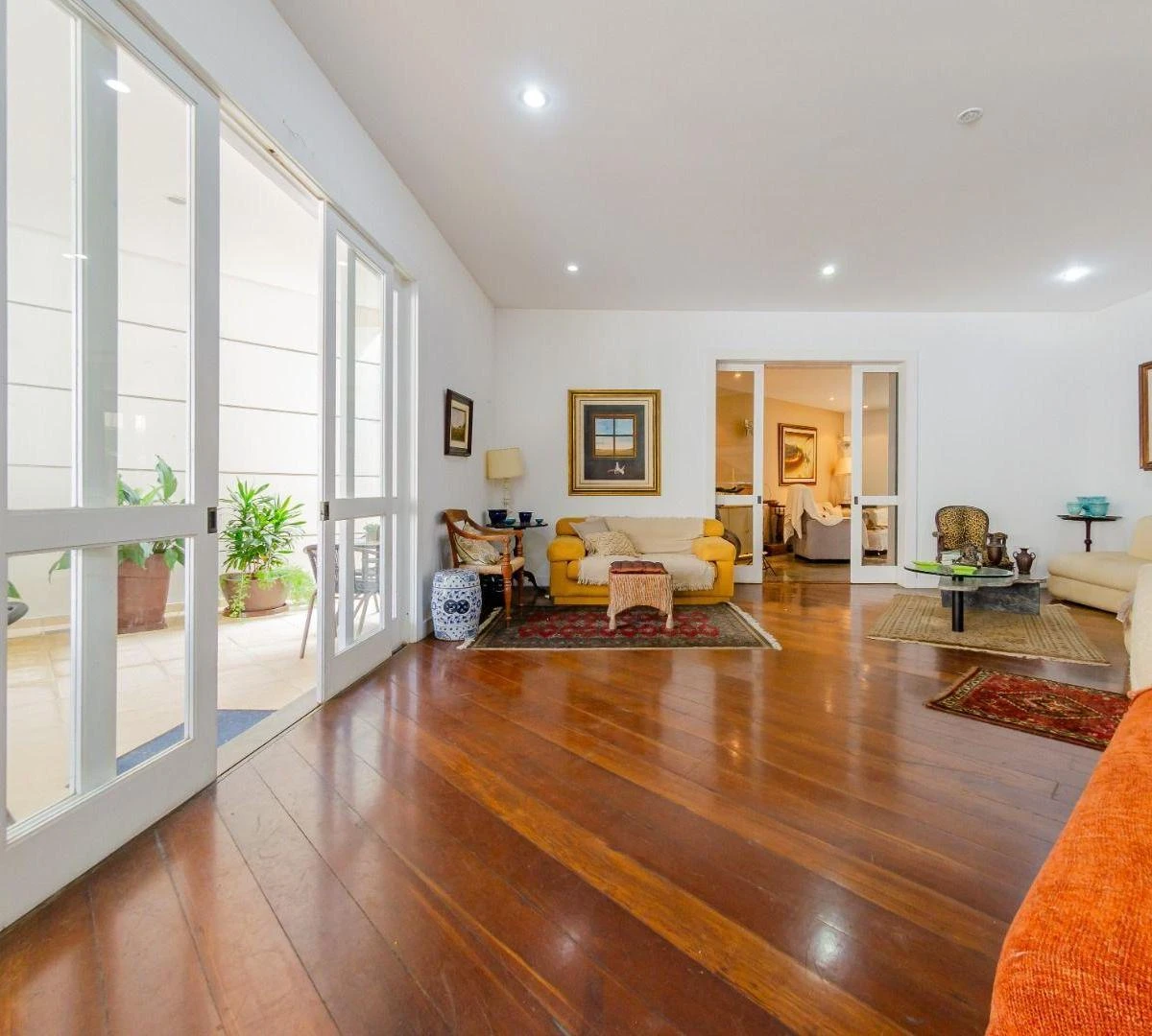 Furnished house with 6 bedrooms and 690 m²