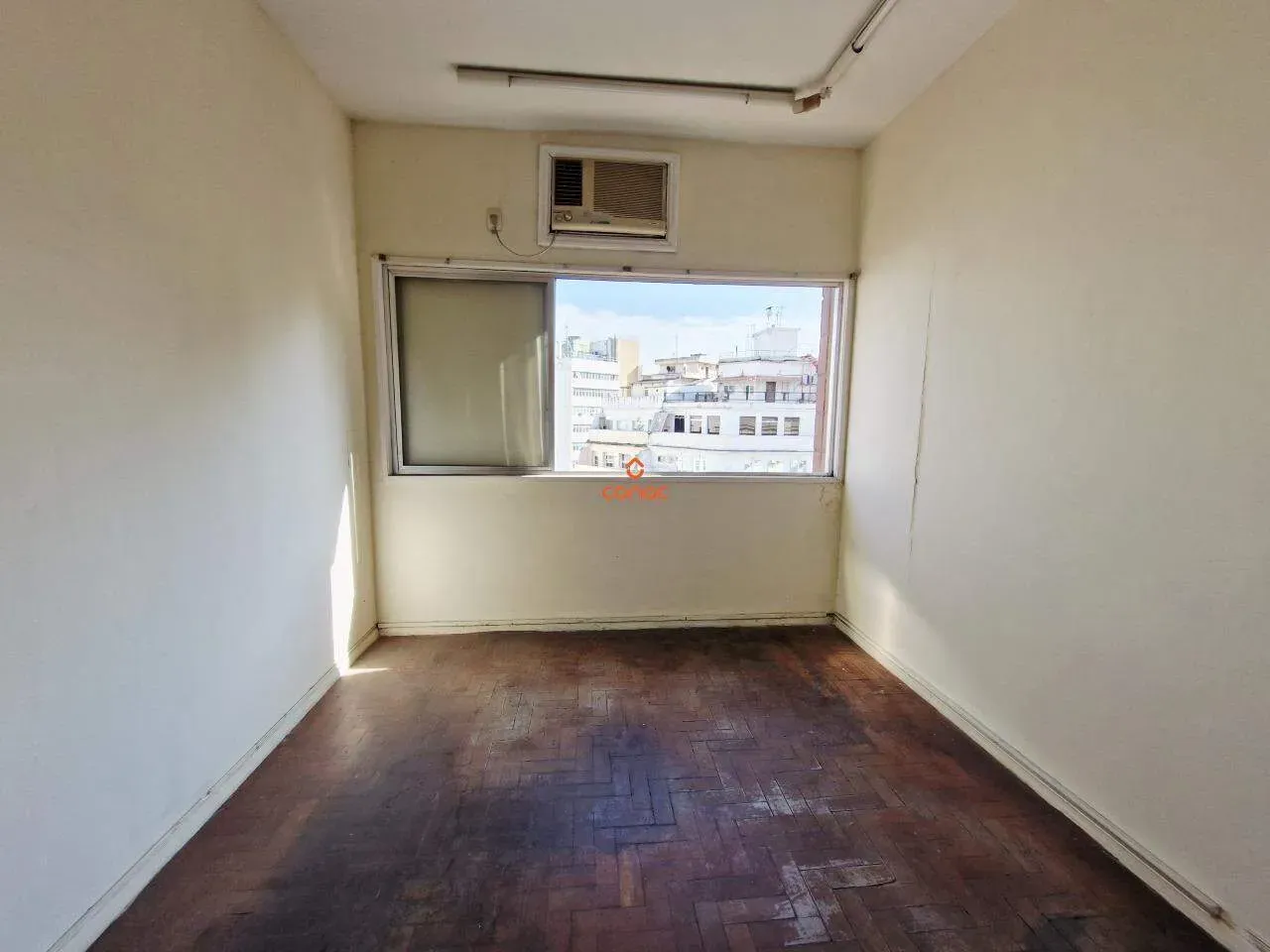 Apartamento de 1 quarto com piso de madeira ou laminado — photo 3