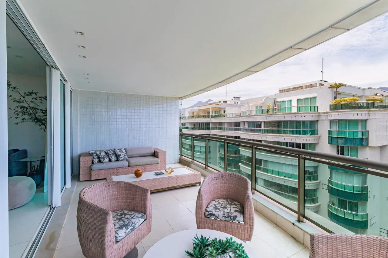 Apartment with 4 bedrooms, 5 bathrooms and balcony — photo 13