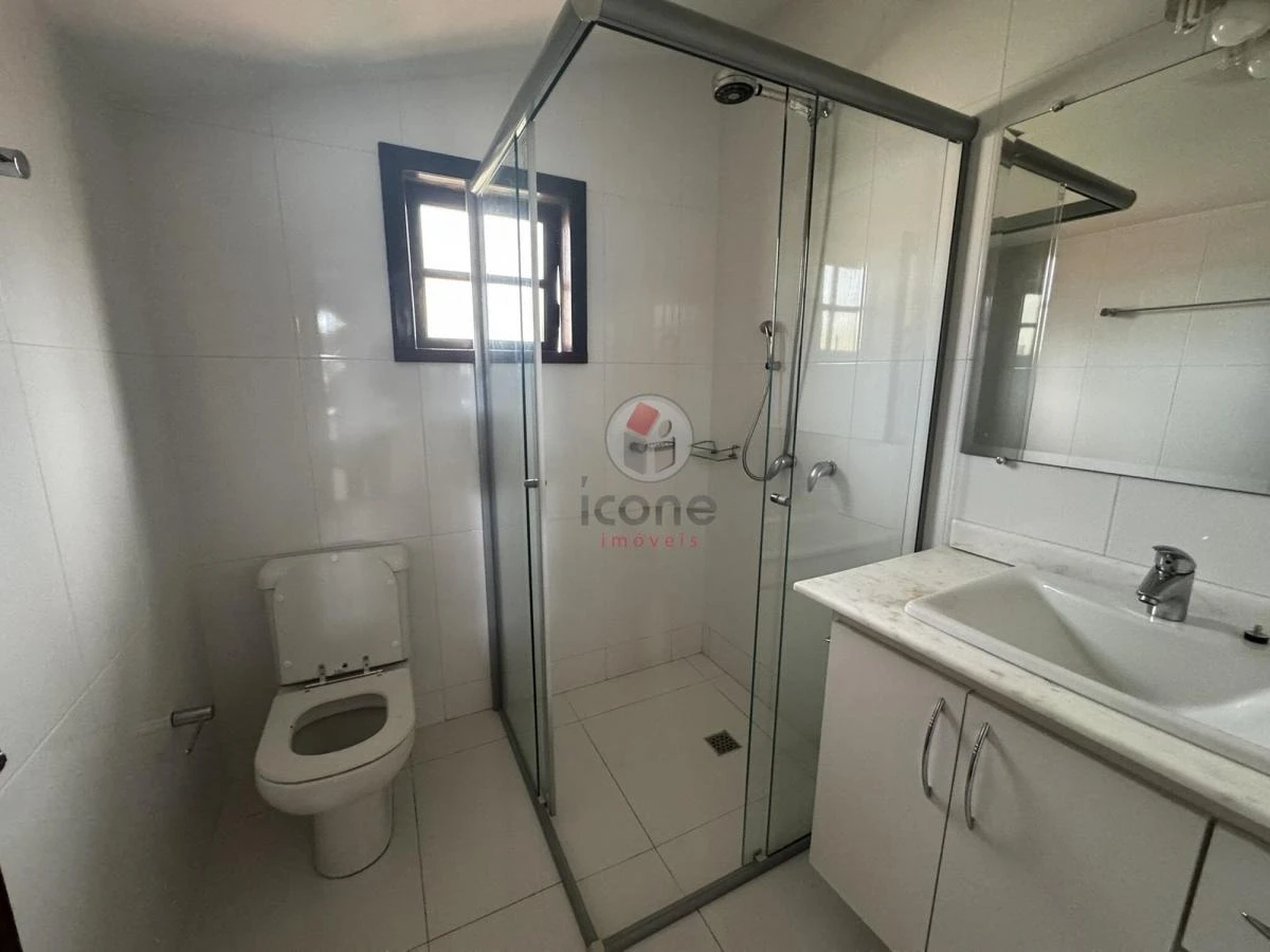 3-bedroom house with a bathtub in Curitiba — photo 40