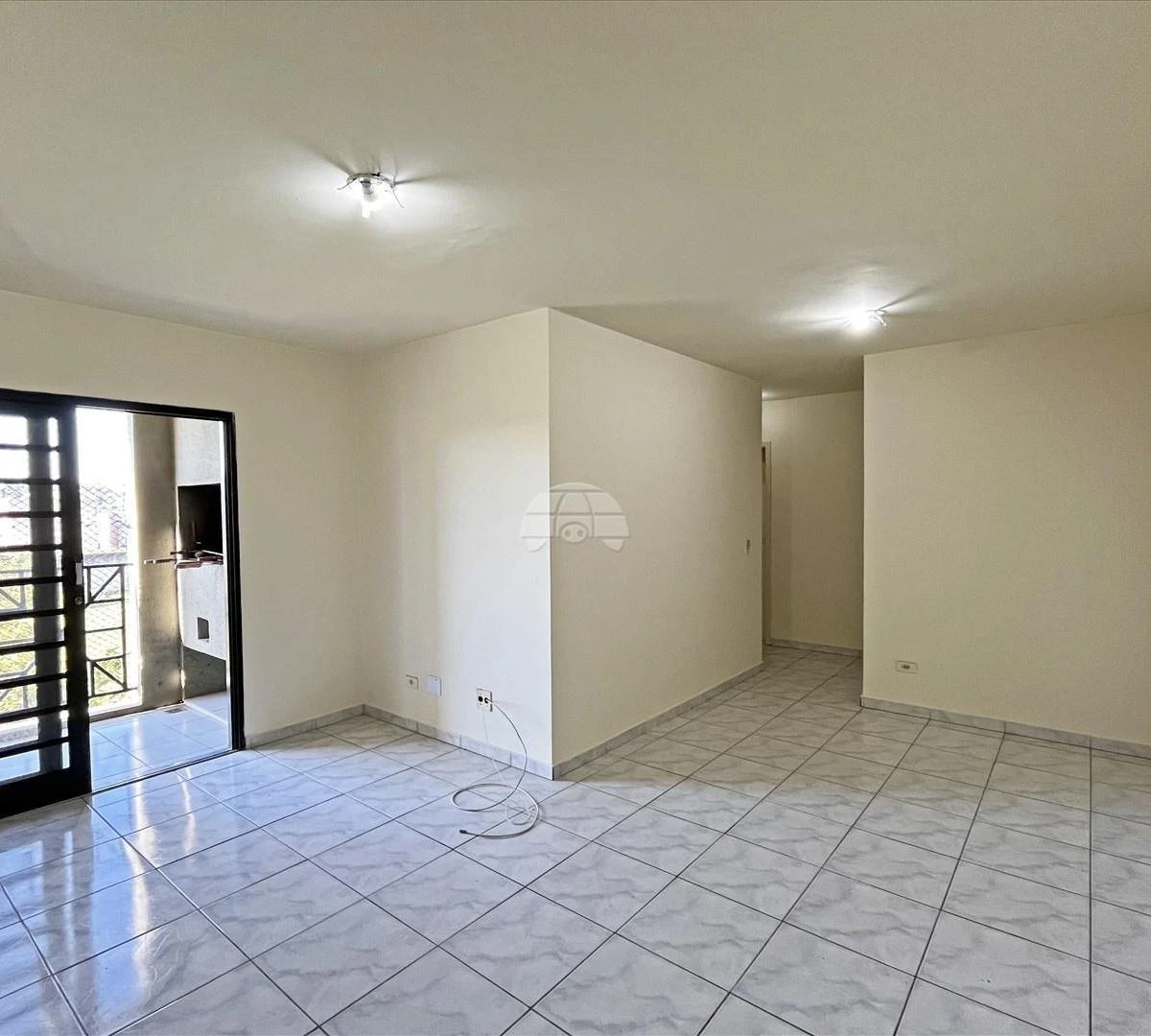 Balcony with a grill in a 3-bedroom apartment, 73 m² — photo 4