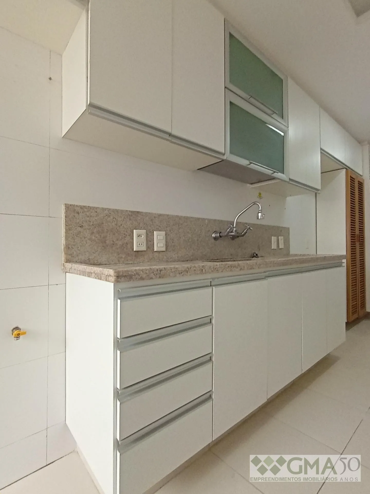 3-bedroom apartment with a mountain view — photo 9