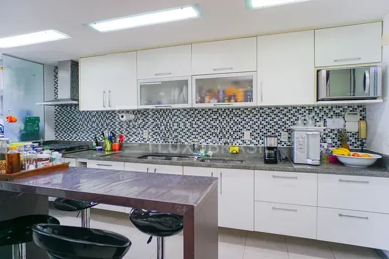 Furnished 4-bedroom apartment with 245 m² — photo 13