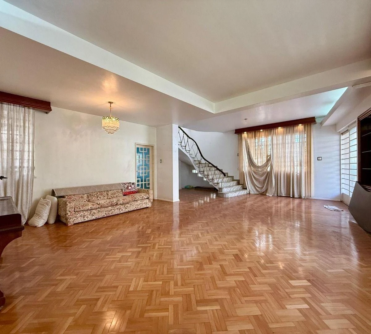 House, 286 m², with wood or laminate floors — photo 3
