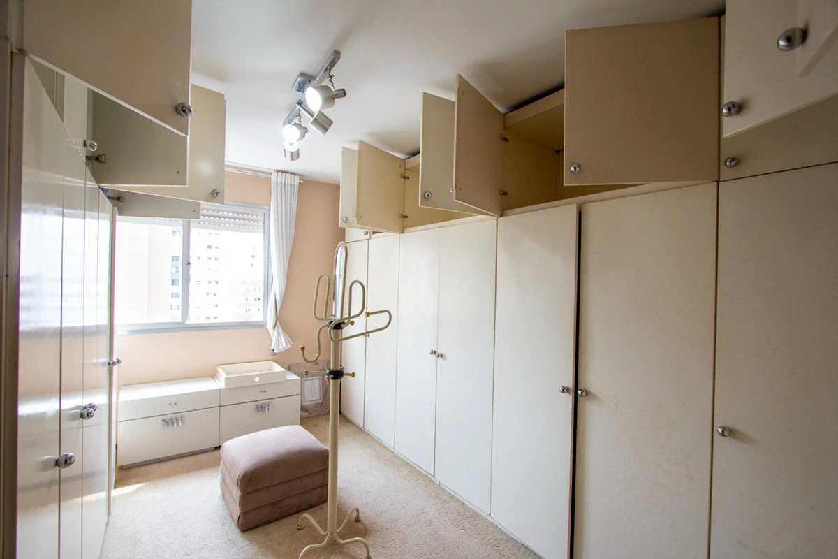 Glass-enclosed balcony in a 4-bedroom apartment, 382 m² — photo 10