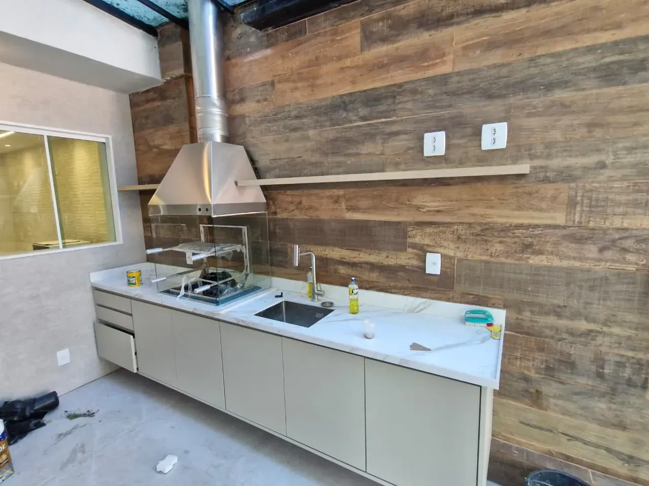 5-bedroom house with floor-to-ceiling windows