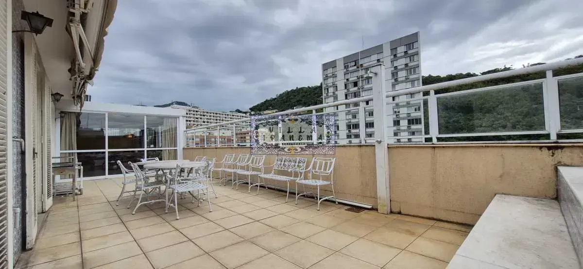 350 m² penthouse with 5 bedrooms and a glass balcony — photo 6
