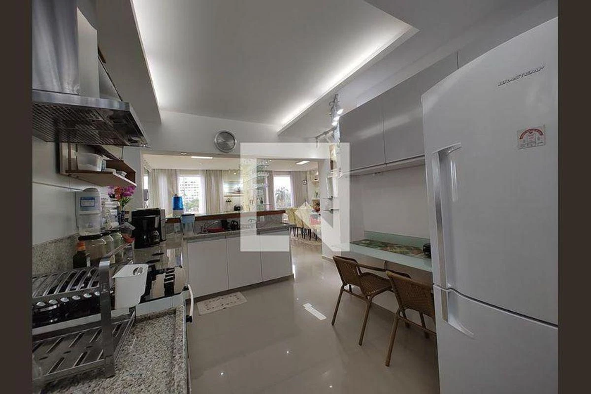 Apartamento mobiliado de 214 m² com 4 quartos e 2 banheiros — photo 2