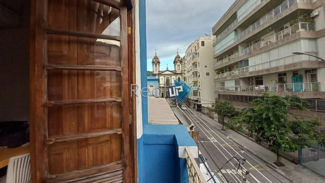 Colonial-style house with 3 bedrooms and a balcony — photo 14