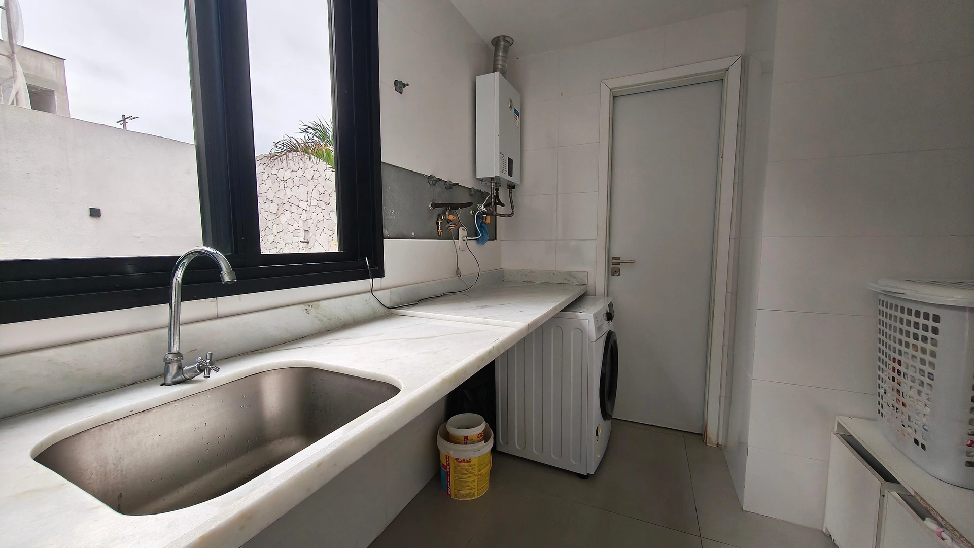 Jacuzzi in a 5-bedroom house, 350 m² — photo 5
