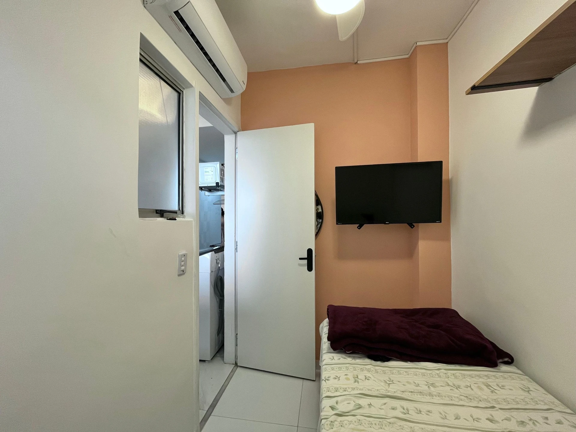 Floor-to-ceiling windows in a one-bedroom apartment, 70 m² — photo 3