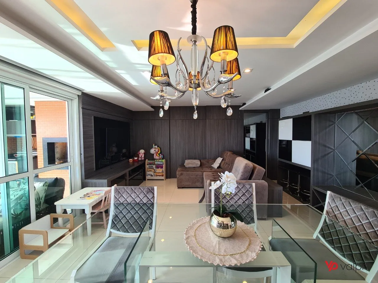 Furnished 2-bedroom apartment with enclosed balcony — photo 2