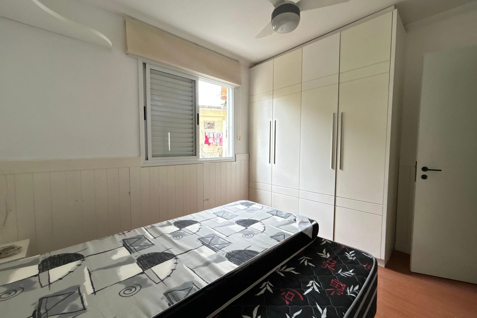 Glass-enclosed balcony in a 3-bedroom apartment, 108 m² — photo 4