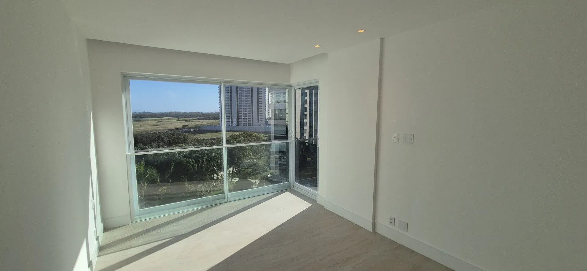 Unfurnished 4-bedroom apartment with closed kitchen — photo 35