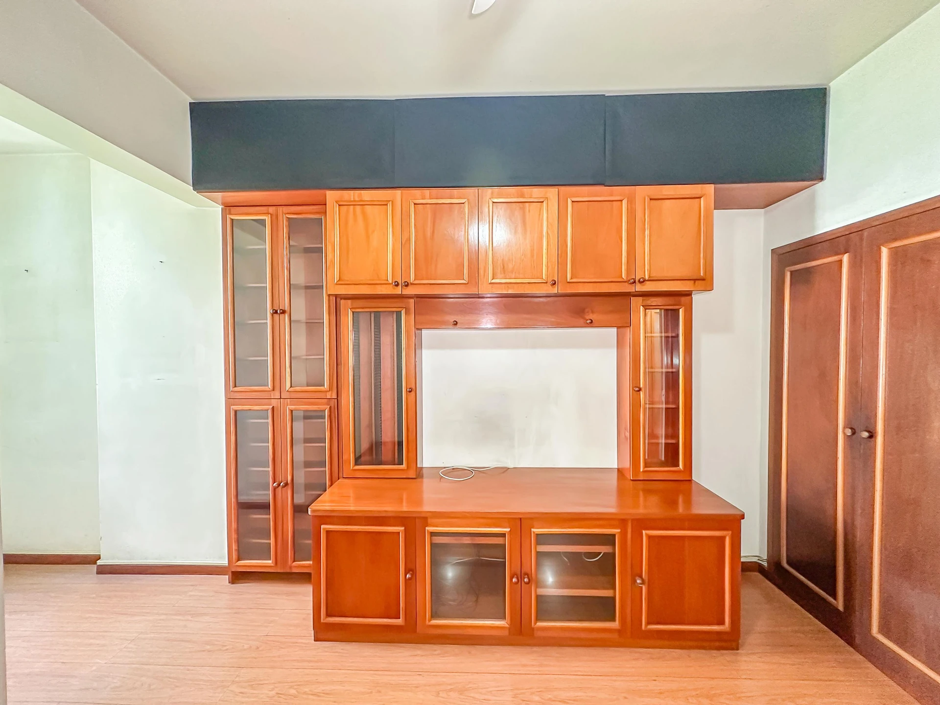 140 m² apartment with a jacuzzi and a bathtub — photo 28