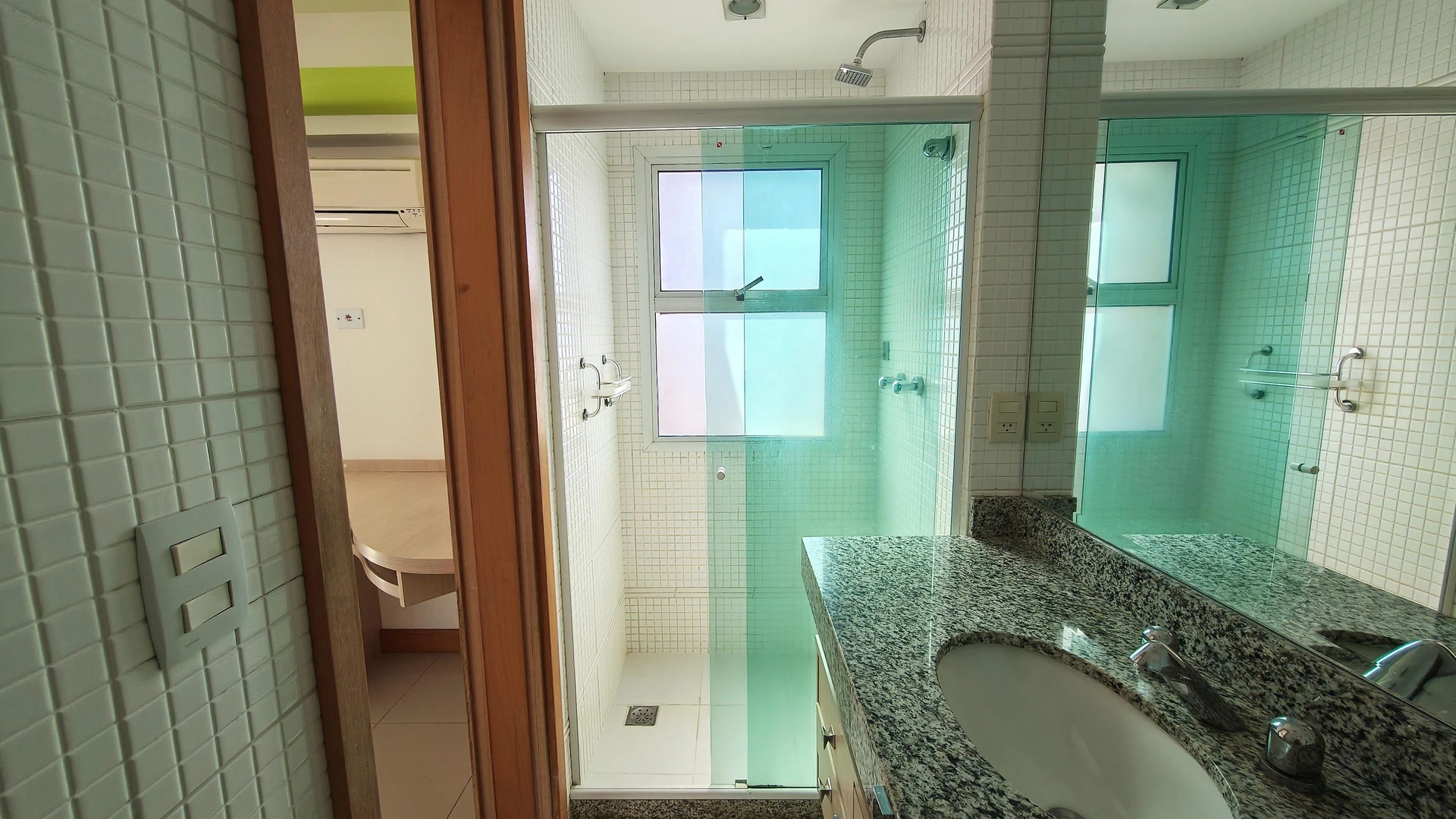 Apartamento com 3 suítes e fogão a gás na cozinha — photo 30
