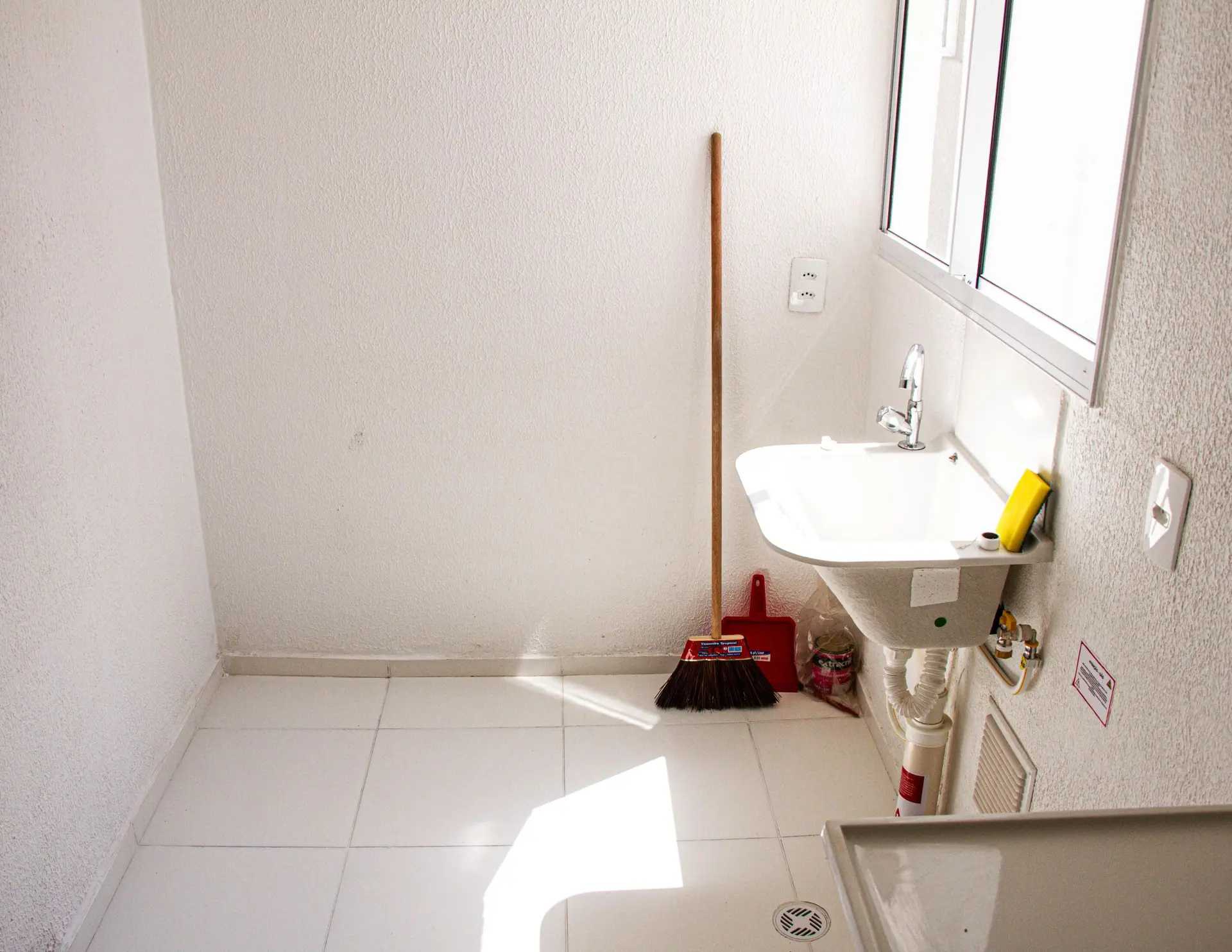 Balcony with a grill in a 2-bedroom apartment, 45 m² — photo 28