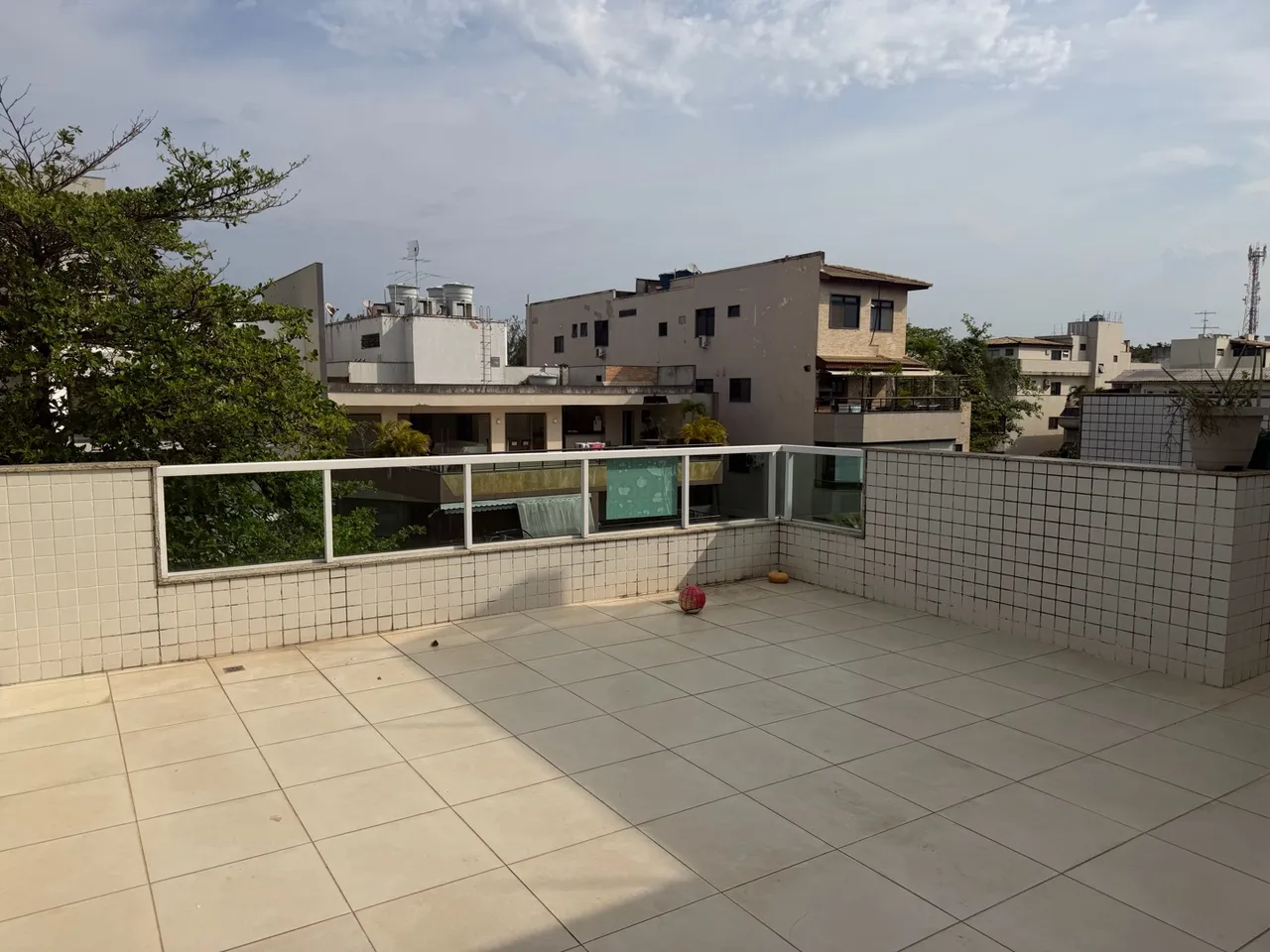 5-bedroom apartment in a building with a pool — photo 6