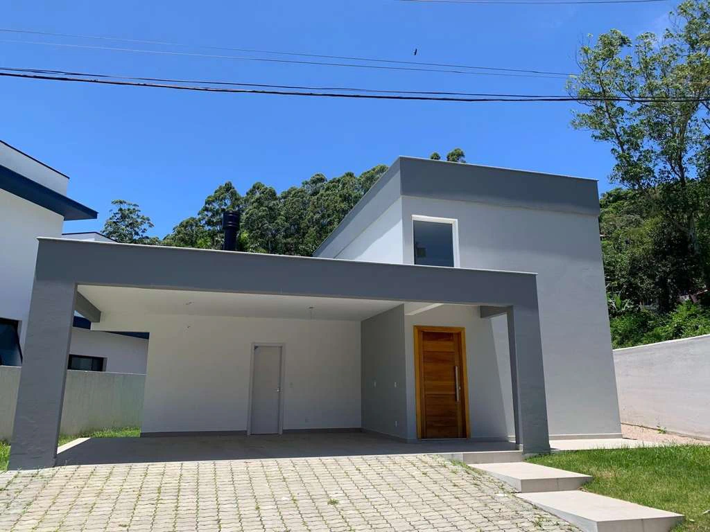 Condo house with 3 en-suite bedrooms and 4 parking spots