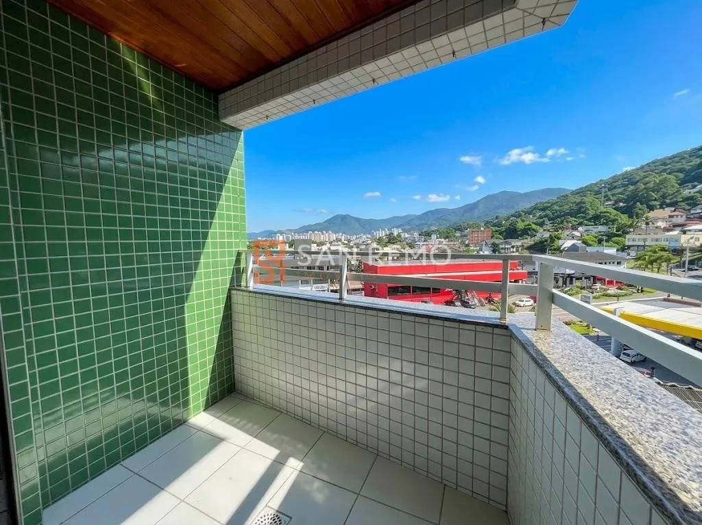 2-bedroom apartment with balcony and mountain views