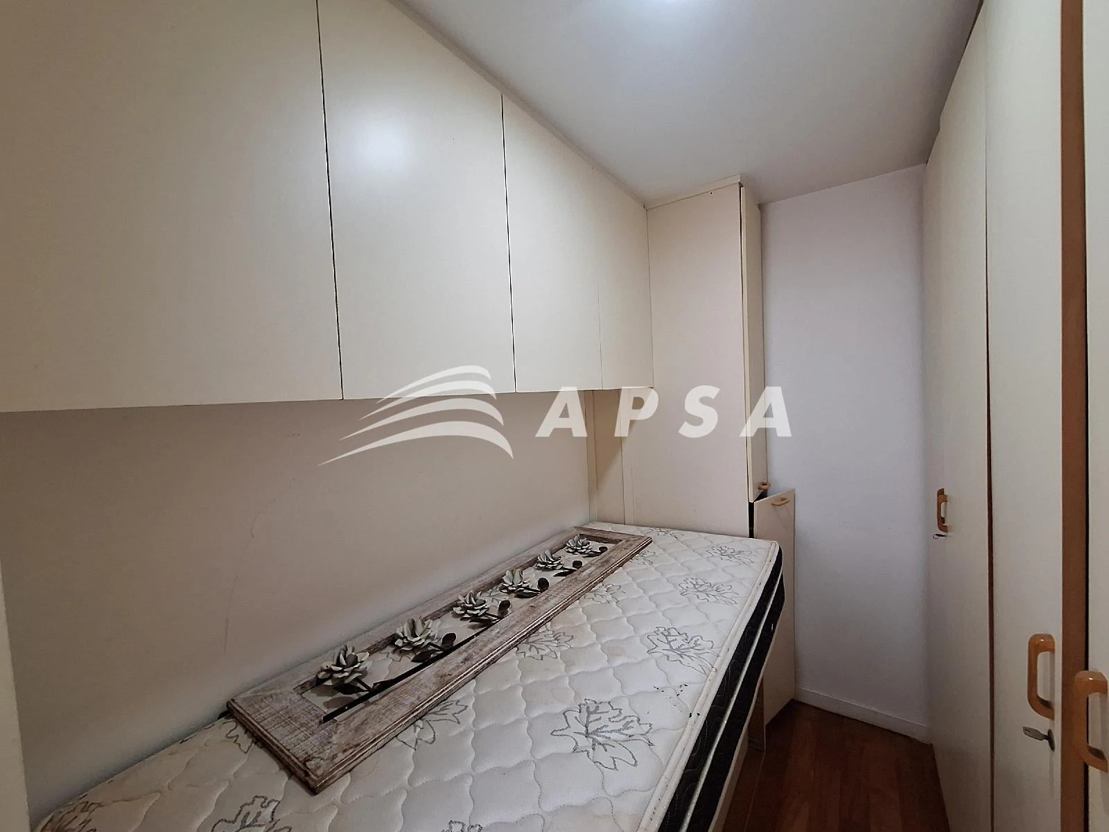 Balcony with a grill in a 2-bedroom apartment, 98 m² — photo 26
