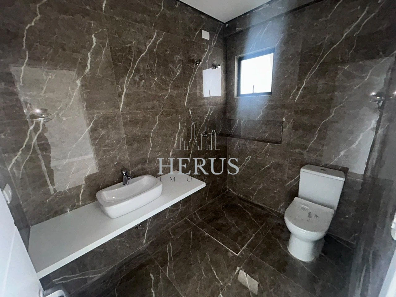 Apartamento de 2 quartos com janelas do piso ao teto — photo 13