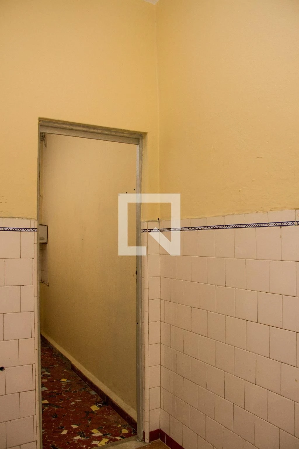 Apartamento de 2 quartos com piso de madeira ou laminado