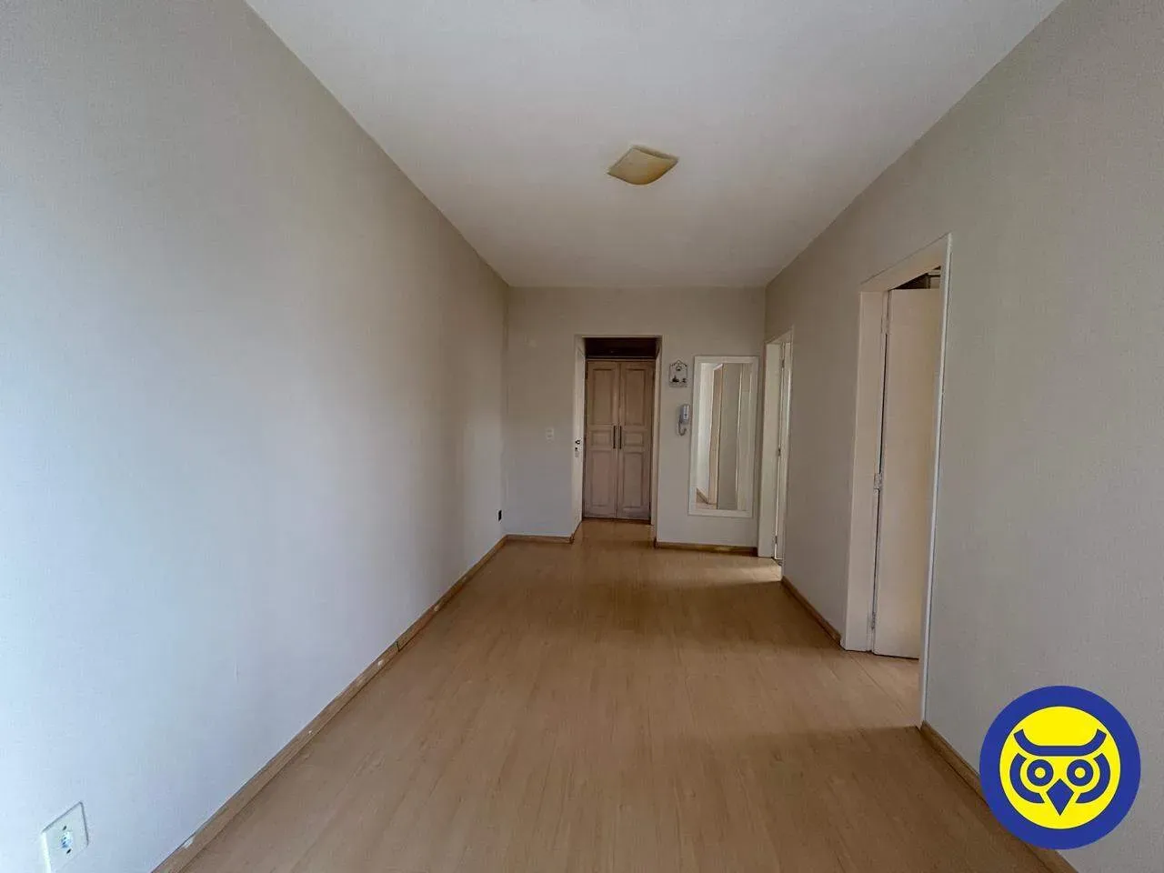 One-bedroom apartment with wood or laminate floors — photo 14