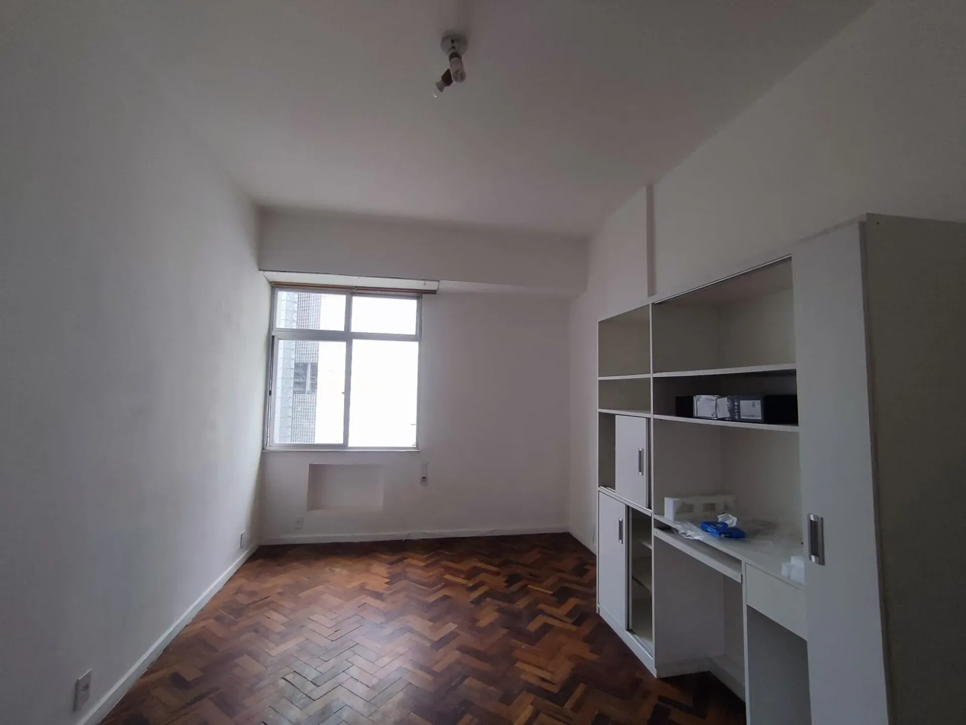 Studio com piso de madeira ou laminado, Centro — photo 15