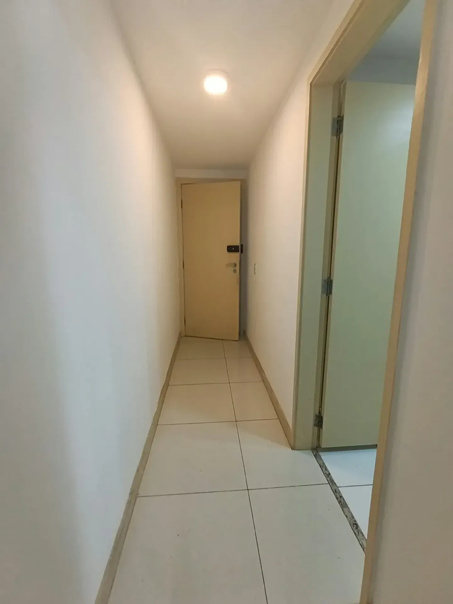 2-bedroom apartment in a building with a gym — photo 18