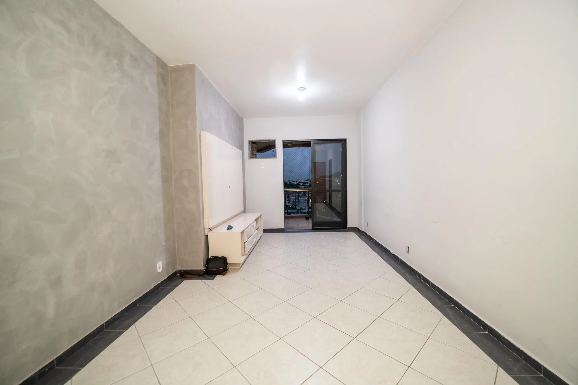 Glass-enclosed balcony in a 4-bedroom apartment, 110 m² — photo 40