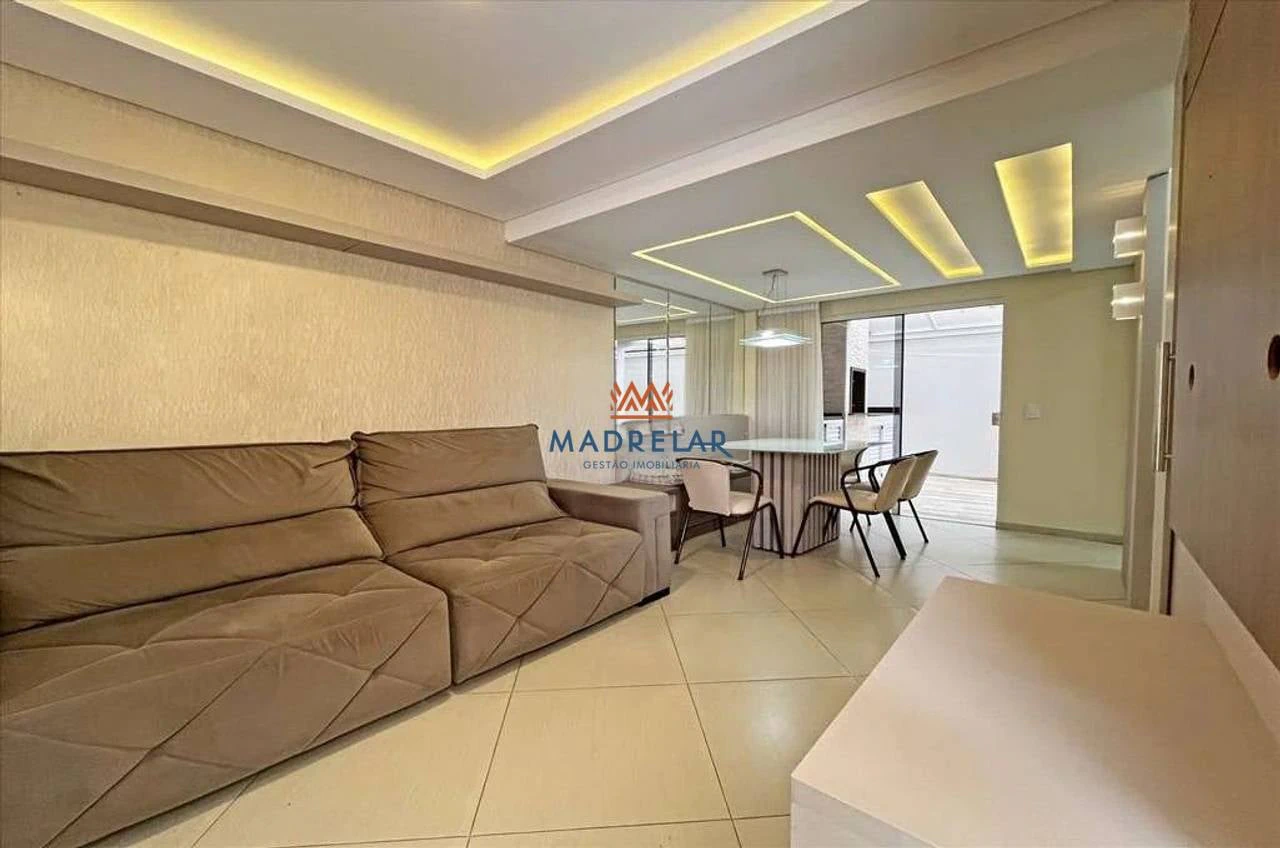 3-bedroom house with a bathtub in Curitiba