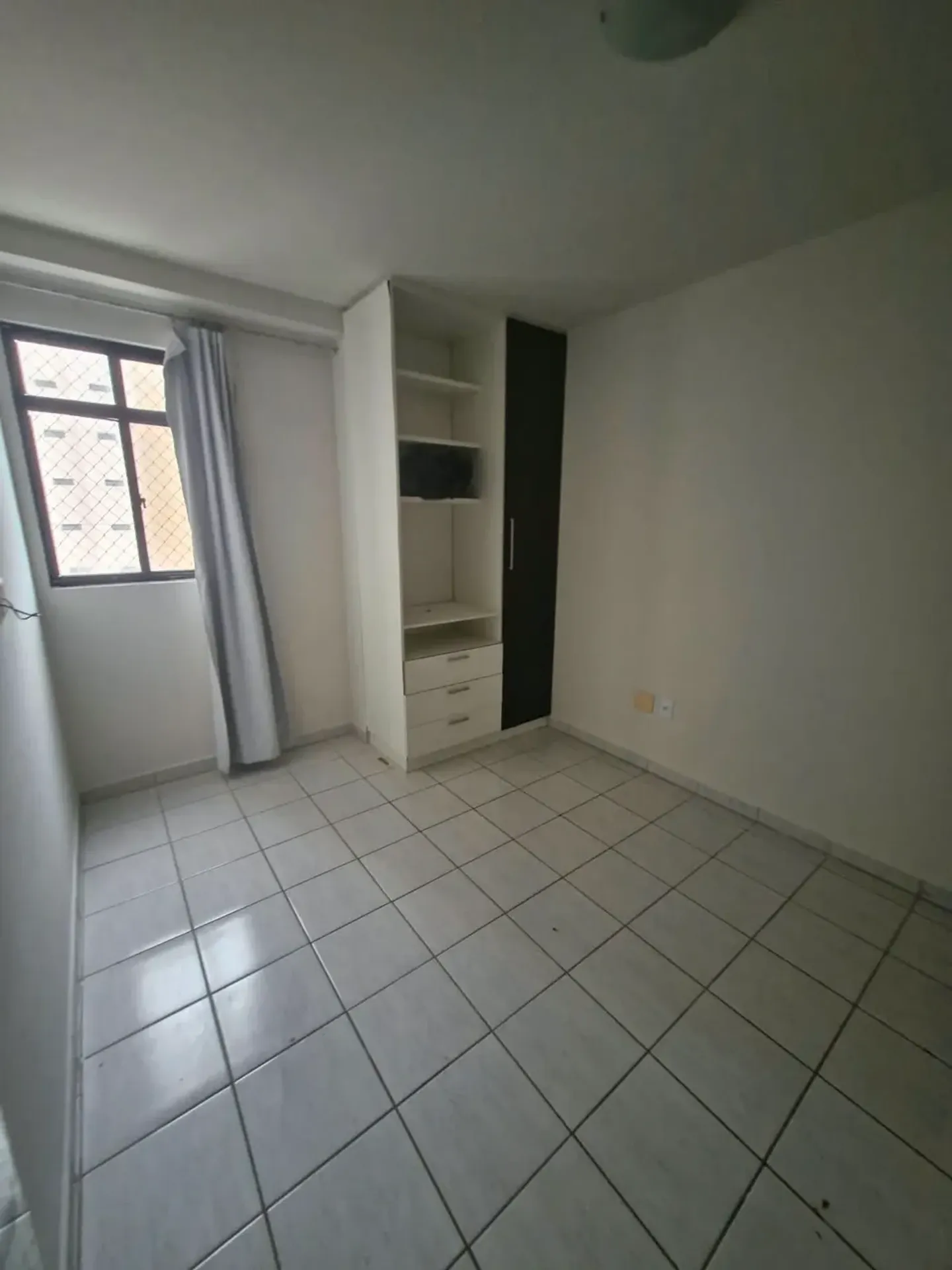 3-bedroom apartment in a building with a pool — photo 5