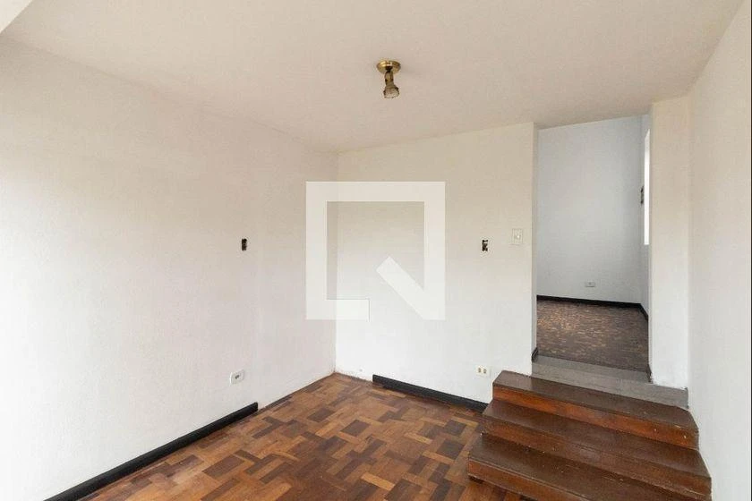3-bedroom house with wood or laminate floors in Curitiba — photo 33