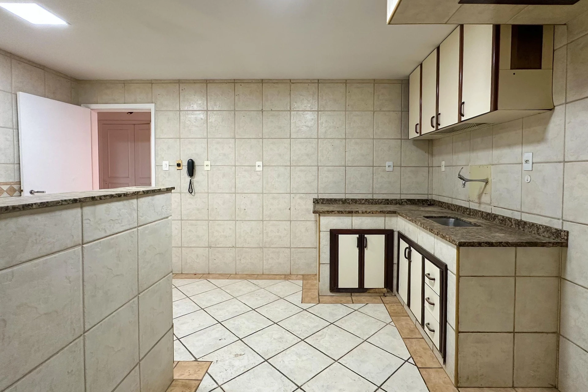 Unfurnished apartment with 3 bedrooms and 4 bathrooms — photo 11
