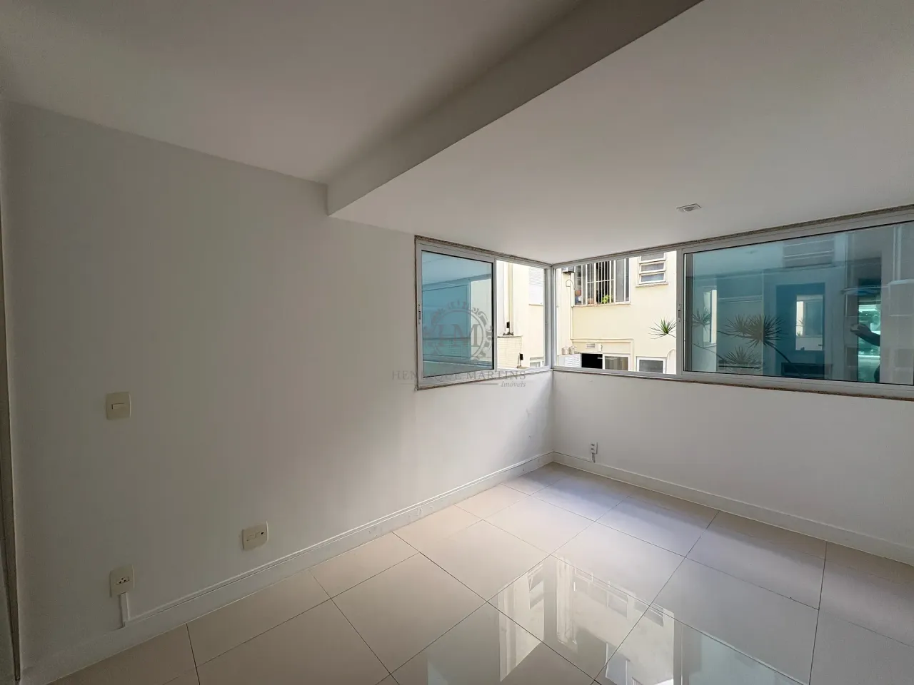 4-bedroom apartment with enclosed glass balcony — photo 12