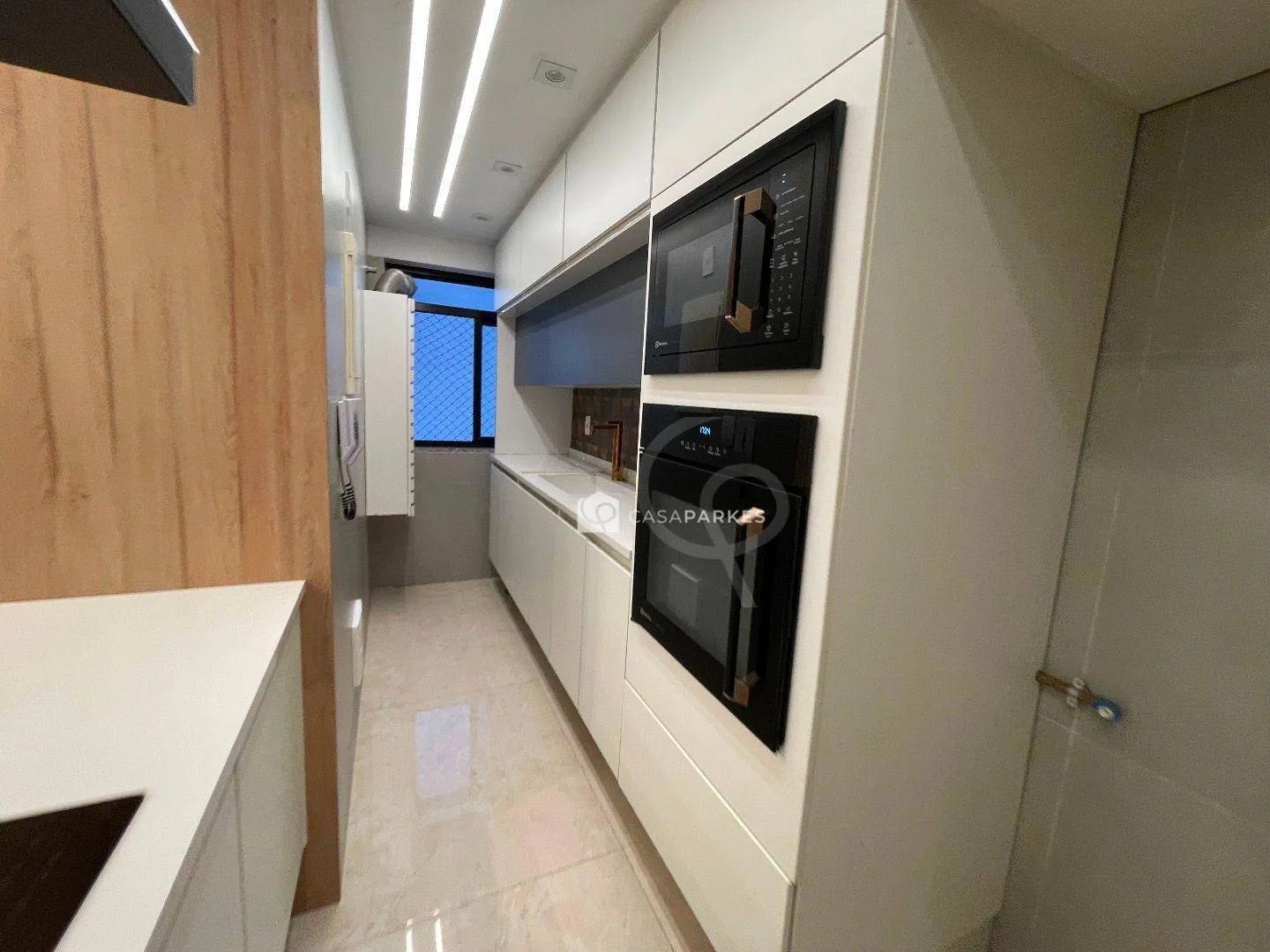 Balcony with a grill in a 3-bedroom apartment, 120 m² — photo 18