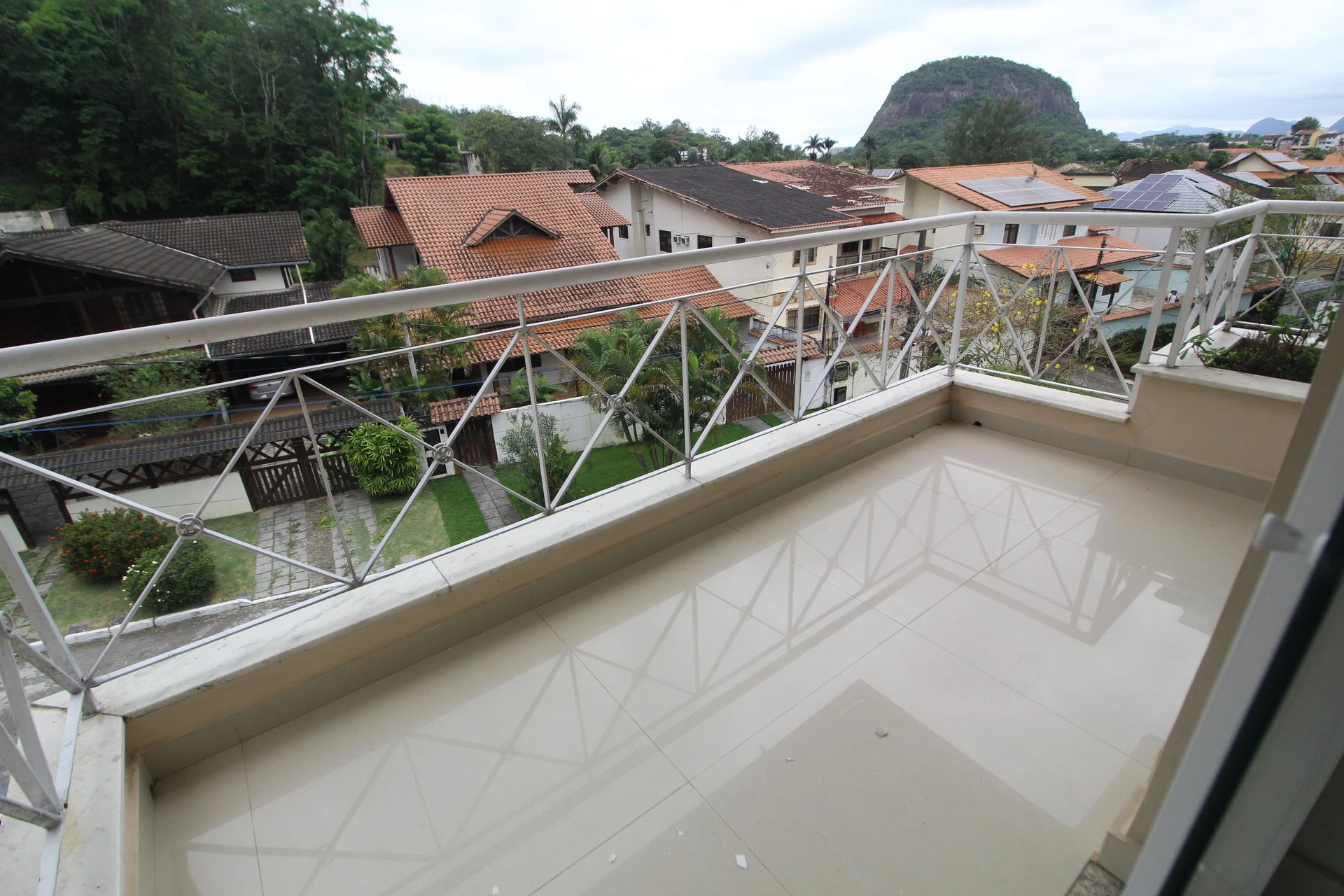 4-bedroom house with a mountain view — photo 29