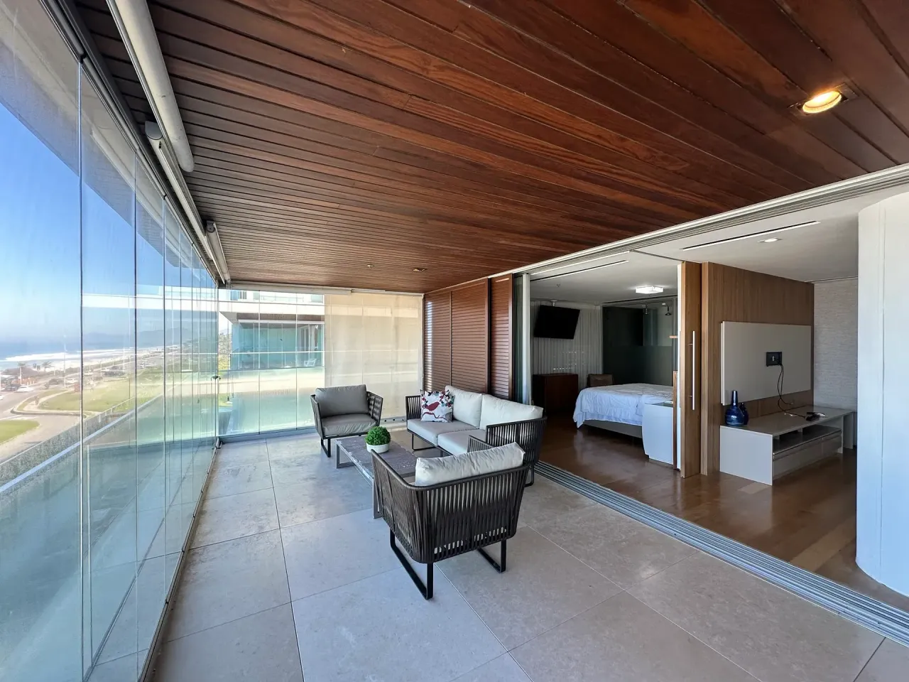 Furnished 1-bedroom apartment with 2 bathrooms and 2 parking — photo 3