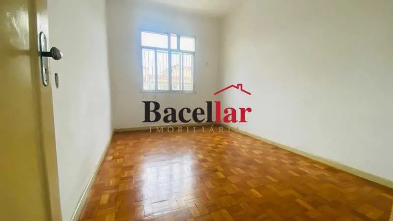 Wood or laminate floors in a 2-bedroom apartment, 83 m² — photo 3