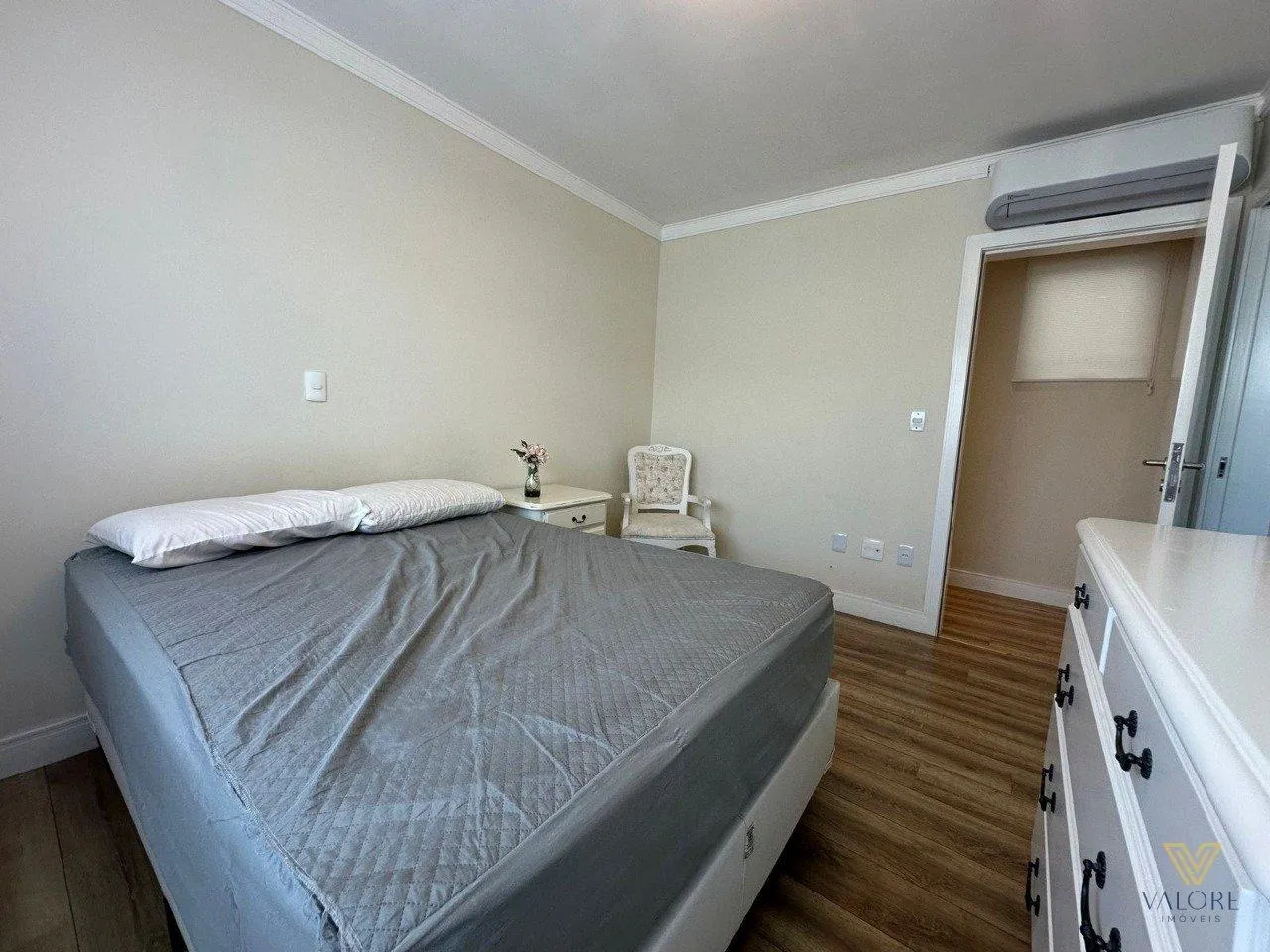 Walk-in closet in a 3-bedroom apartment, 227 m² — photo 28