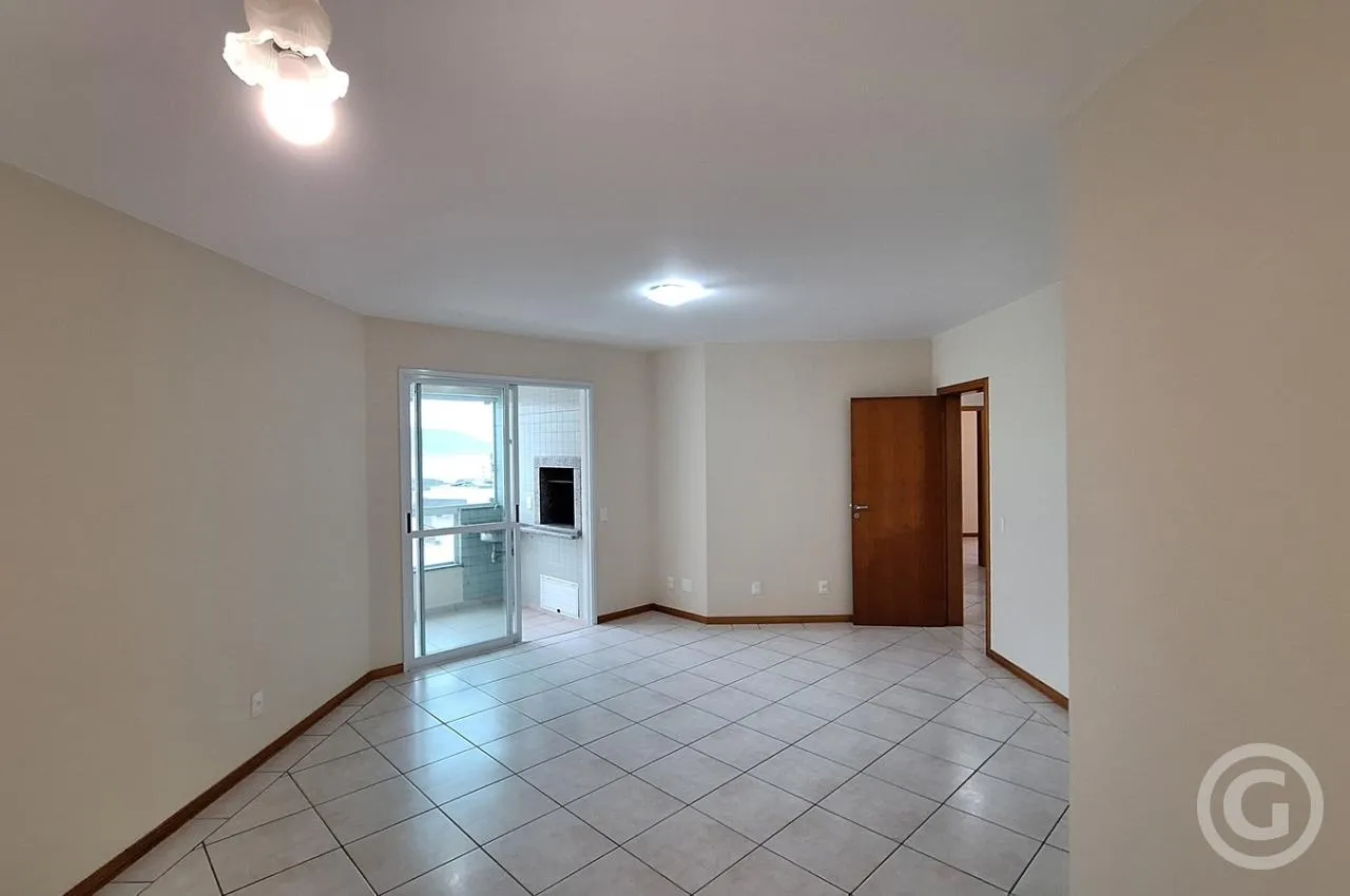 4-bedroom apartment with an enclosed balcony grill — photo 19