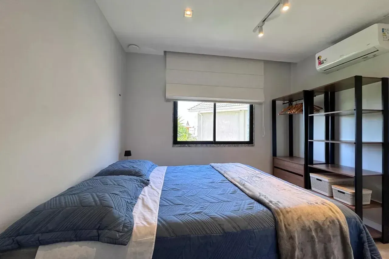 Casa de 4 dormitorios con ventanales de piso a techo — photo 25