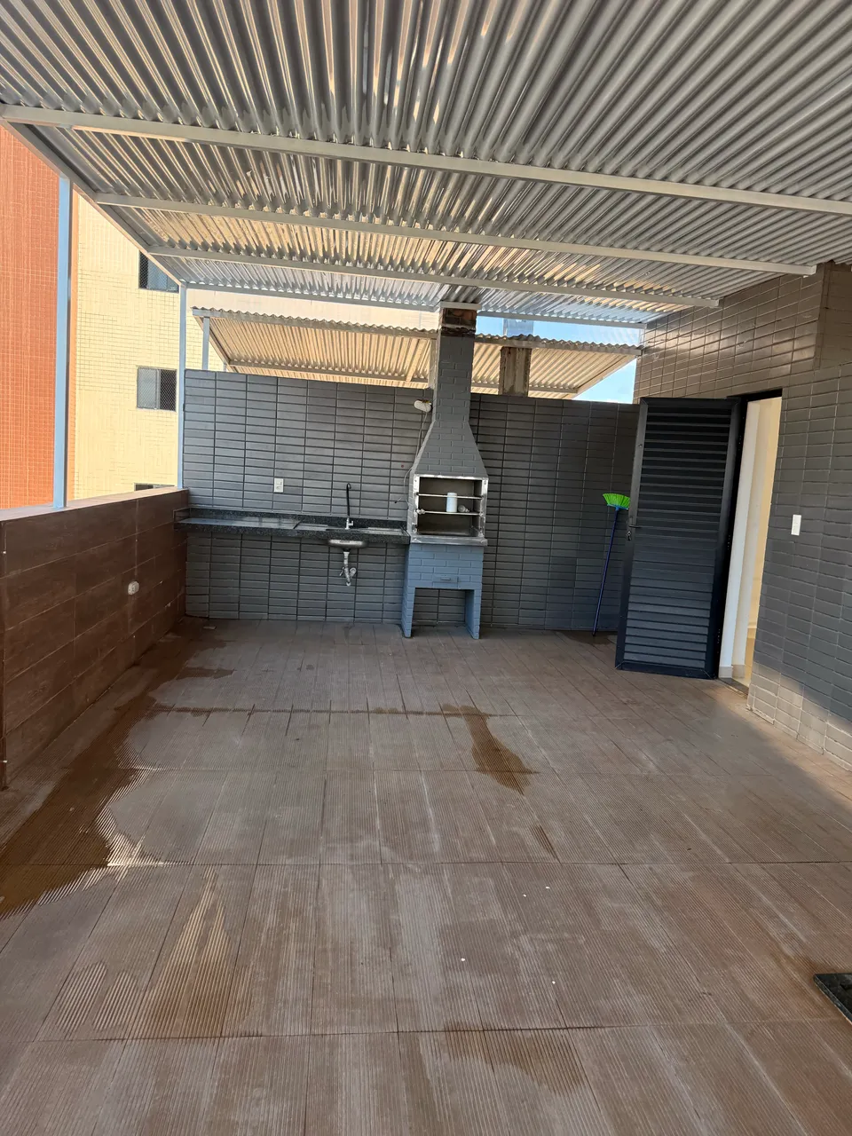 Balcony with a grill in a 2-bedroom apartment, 110 m² — photo 4
