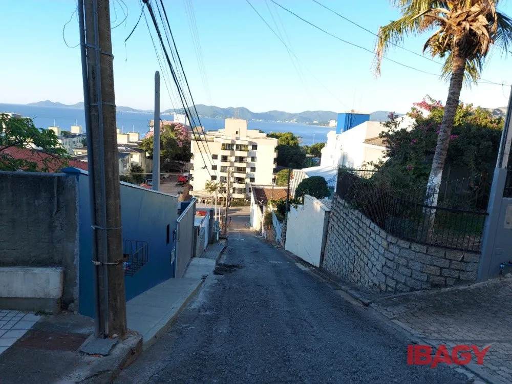 3-bedroom house with a washing machine in Florianópolis — photo 33