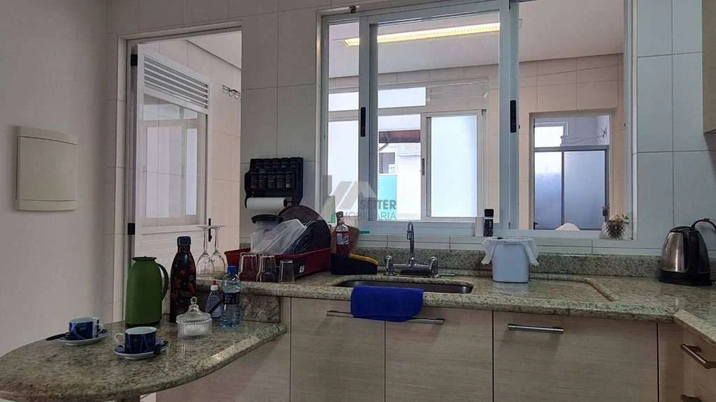 Cobertura com 2 quartos e 2 suítes e cozinha à gás