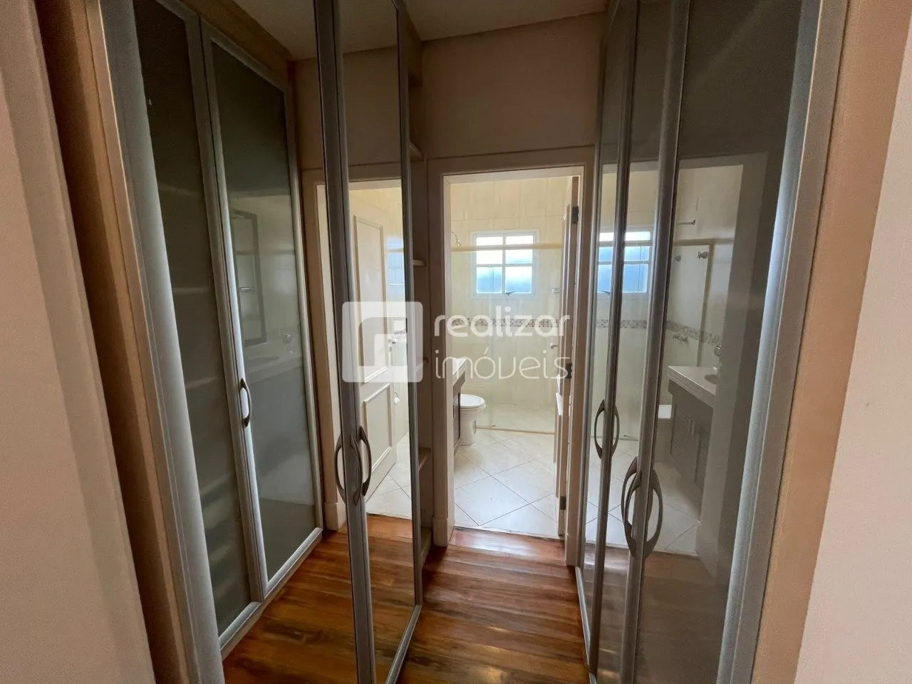 Casa de 5 dormitorios con balcón cerrado con vidrio — photo 27